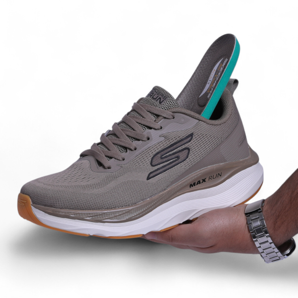 SKECHERS MAX-RUN –  Comfort & Performance in Beige