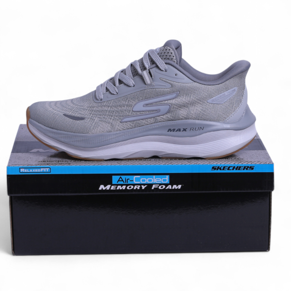 SKECHERS MAX-RUN SLIP-INS –  Comfort & Performance - in Light grey