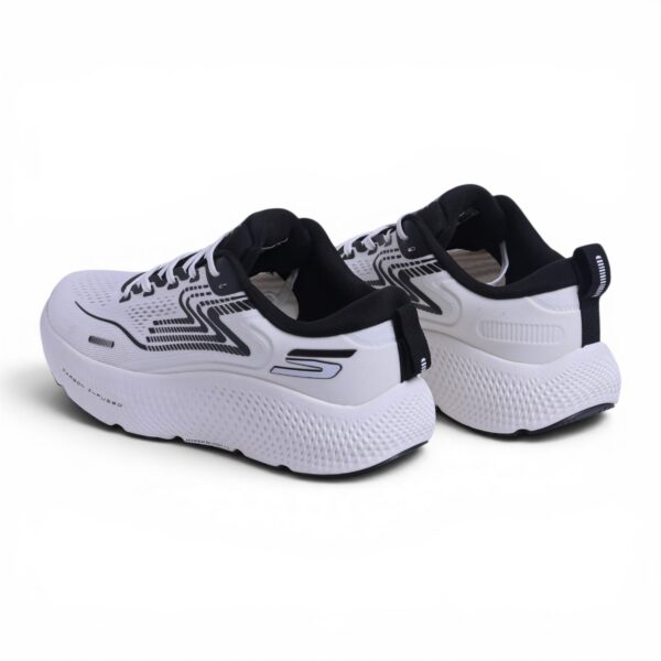Skechers GO RUN Max Road 6 – in White