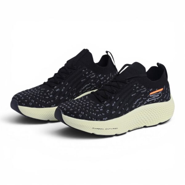 Skechers GO RUN Carbon Infused – in Black