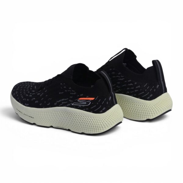 Skechers GO RUN Carbon Infused – in Black