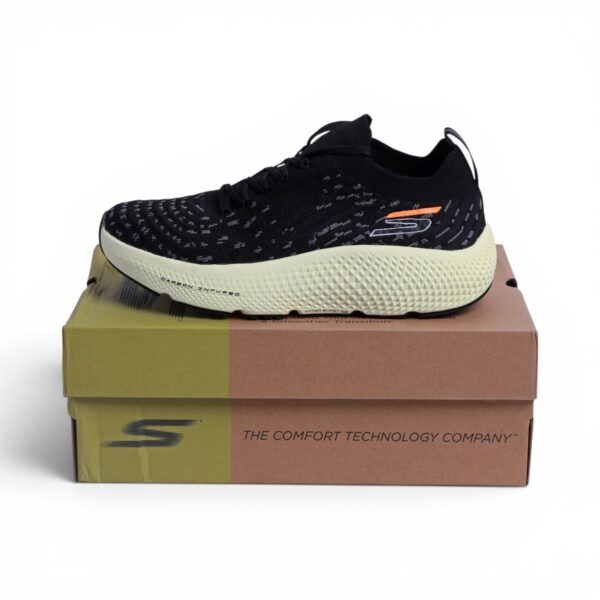 Skechers GO RUN Carbon Infused – in Black